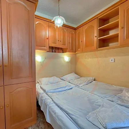 Cozy Near Sea Garden Warna